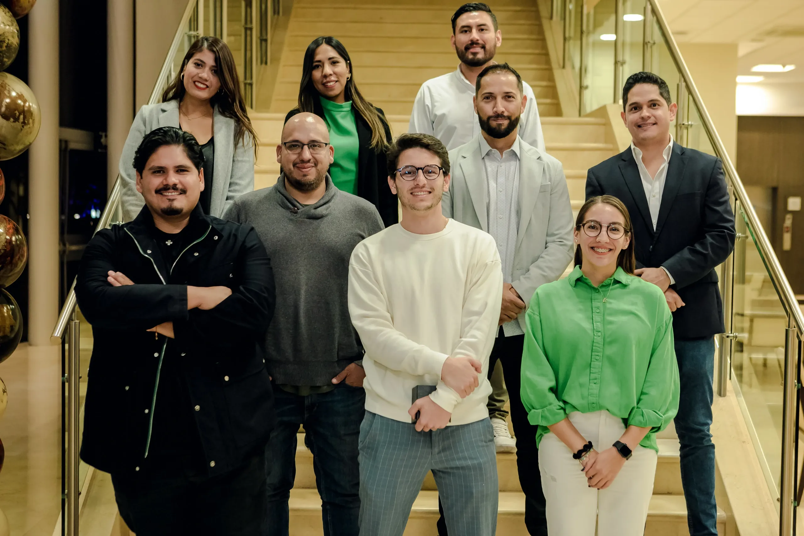 Emprendedores y líderes empresariales interactuando en un evento de enlace. Emprendedores y líderes empresariales interactuando en un evento de enlace.