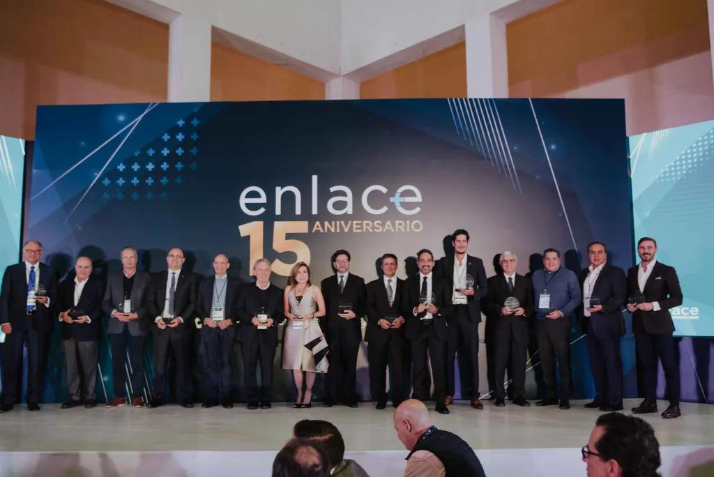 Consejera de enlace participando en un evento de networking con empresarios y emprendedores