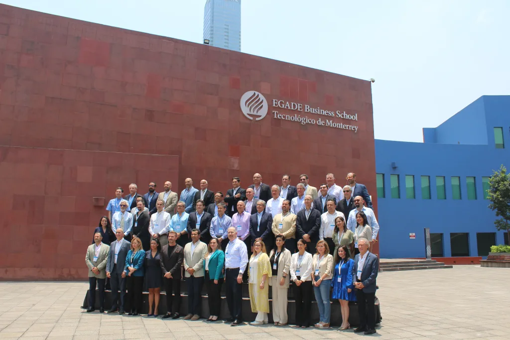 Consejero líder de enlace dirigiendo una reunión estratégica con directivos de una empresa participante