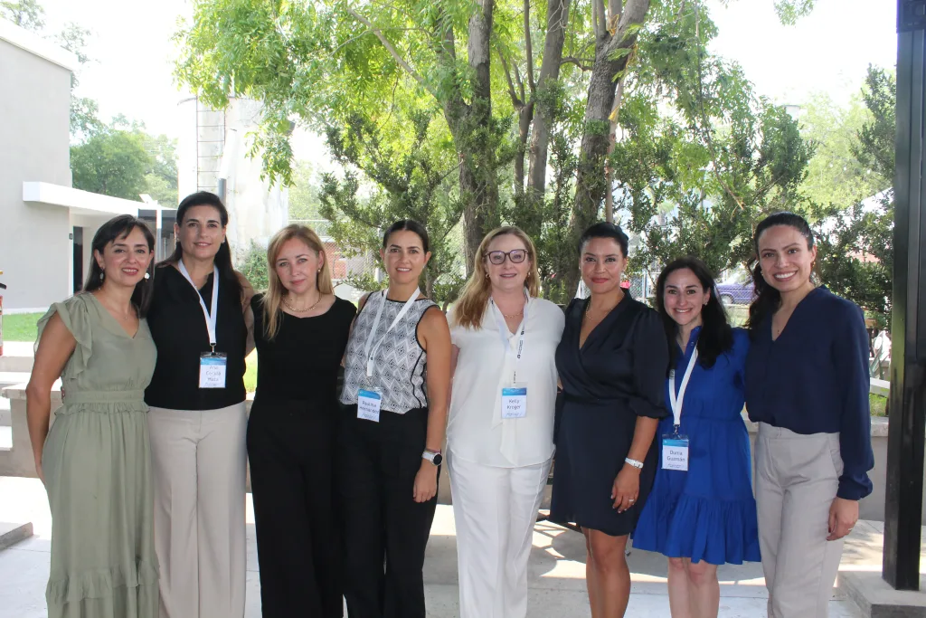 Empresarios jóvenes aplicando técnicas de institucionalización con enlace.