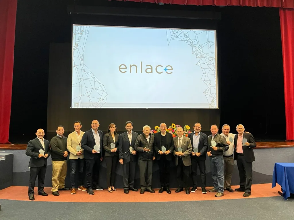 Consejero de enlace brindando asesoría estratégica a emprendedores durante una sesión de mentoría.